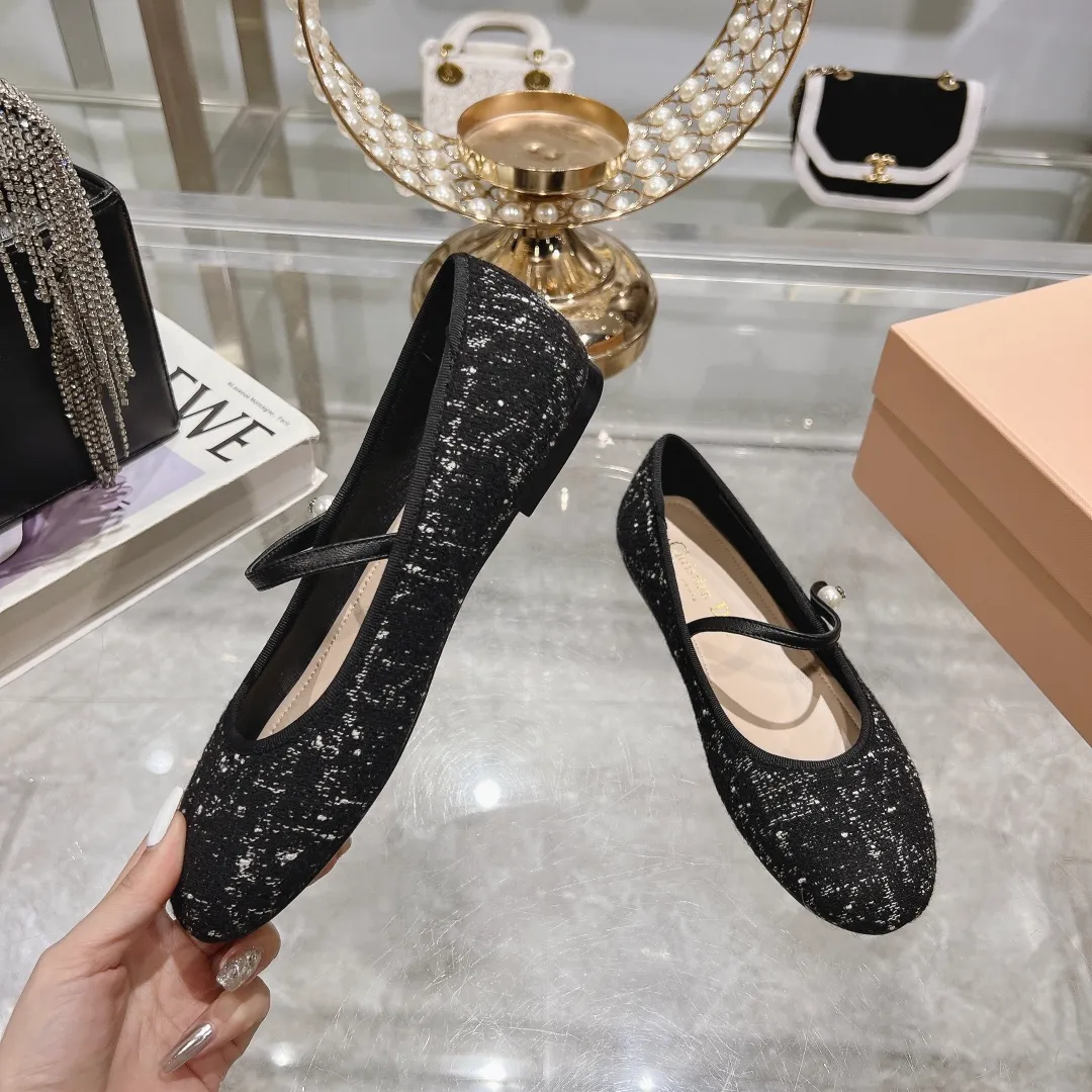 👟👟Ex-factory price 520👟👟 "Exclusive top version" Dior*Dior ✅2024vs spring and summer new series... [Round toe single shoes with small pearls] Original purchase and development! The last details of this shoe are perfectly restored 💐 The upper is made of special material and the inner padding is made of delicate lambskin. You can see the quality by looking at the details in real photos. It is a versatile style for little ladies and a lady. It is a stunning shoe at first glance... I love it. The genuine leather outsole imported from Italy has a five-pointed star logo! 35-39 (34.40 customization is non-refundable) Packaging: Original full set of packaging ☀The color official website is updated simultaneously
